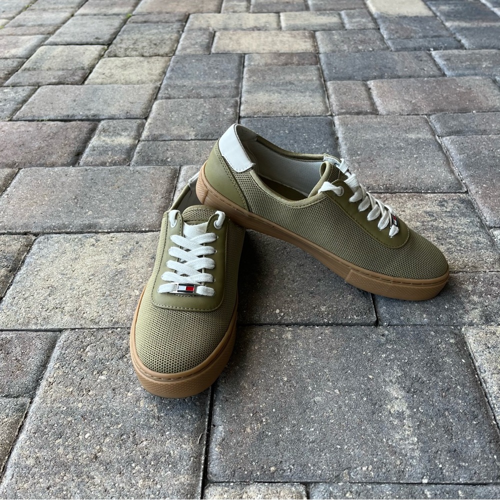 Tommy Hilfiger Sneakers 7.5 Woman's Size 7.5 New NWOB - Picture 2 of 5